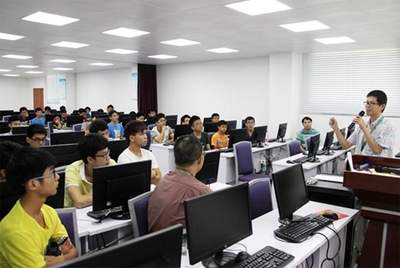 惠州學(xué)院計(jì)算機(jī)科學(xué)系旭惠信息技術(shù)創(chuàng)新中心首屆科技夏令營(yíng)開(kāi)營(yíng)——探索信息技術(shù)，培育創(chuàng)新人才